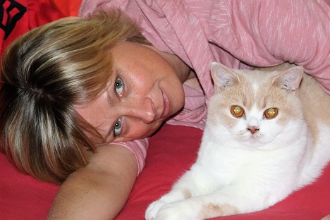 Katja mit Katze Mira Überfürsorge bei Katzen